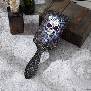 Detailansicht der Gothic-Haarbürste mit Rosen- und Totenkopfmuster im Lifestyle-Stil