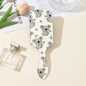 Détail d'une brosse à cheveux rectangulaire avec motif koala et trou de suspension pratique