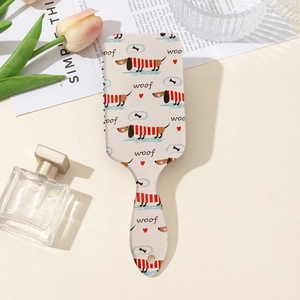 Détail de la brosse à cheveux rectangulaire avec motif teckel et picots de massage