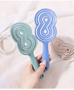 Détail de brosses à cheveux creuses ergonomiques menthe, bleues et beige pour massage