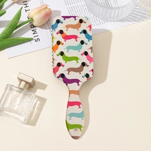 Brosse à cheveux motif teckel sur vanité avec fleurs montrant tête large et crochet