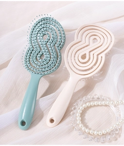 Détail des peignes évidés en menthe et beige sur un fond de tissu blanc doux et élégant