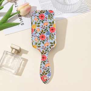 Dettaglio della spazzola per capelli floreale con cuscino d'aria e motivo a fiori