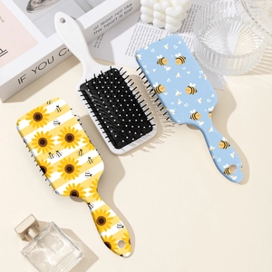 Set di spazzole per capelli con motivi floreali e api per districare in un contesto elegante
