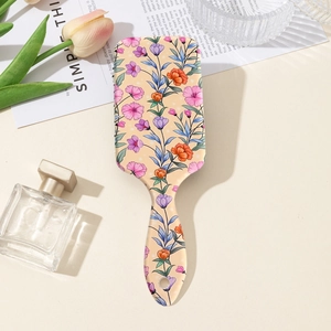 Dettaglio spazzola per capelli rettangolare con stampe floreali e impugnatura ergonomica