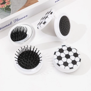 Détail d'une brosse à cheveux pliable avec miroir au motif de ballon de football