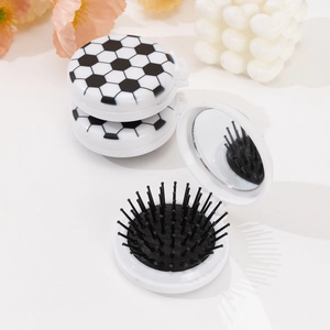 Détail de la brosse à cheveux pliante avec miroir et motif de football noir et blanc