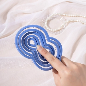 Brosse à cheveux spirale flexible bleu clair pour démêler et masser le cuir chevelu