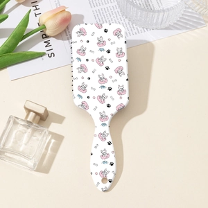 Vue détaillée de la brosse blanche avec imprimé bouledogue français sur fond lifestyle