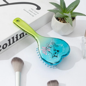 Brosse à cheveux cœur avec dégradé de couleurs et illustration de chat mignon