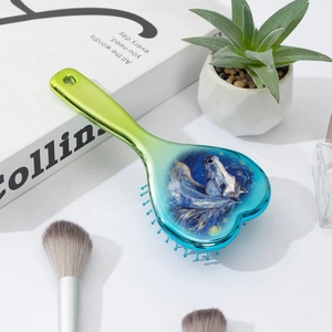 Brosse à cheveux cœur dégradé avec motif de cheval artistique sur un bureau blanc