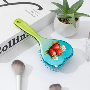 Brosse à cheveux en cœur avec imprimé fraise et dégradé métallique vert-bleu