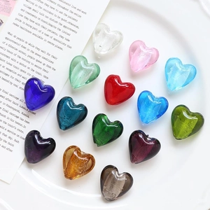 Perline di vetro colorate a forma di cuore con texture dorata per gioielli fai da te
