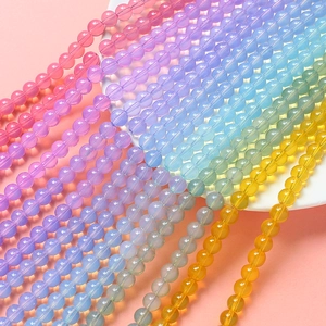 Nahaufnahme von bunten pastellfarbenen Glasperlen für DIY Schmuckherstellung Sets