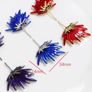 Dettaglio di ciondoli a fiore in smalto con misure 24mm x 34mm e petali sfumati
