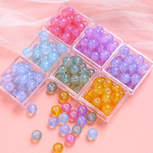 Pastellfarbene Perlen in Acryl-Organizer für DIY-Schmuckherstellung im Set