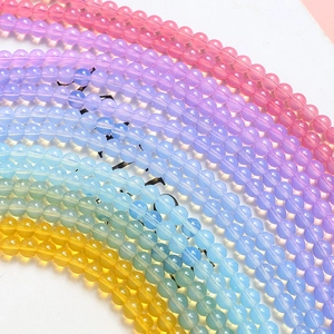 Makro-Detail bunter Glasperlen mit Farbverlauf und Katzenaugeneffekt für DIY-Schmuck