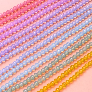 Detailaufnahme bunter lichtdurchlässiger Harzperlen mit glatter Oberfläche für DIY-Schmuck