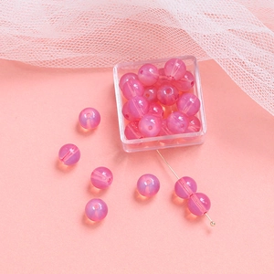 Makroaufnahme von rosa Glasperlen mit Durchgangsloch für die DIY-Schmuckherstellung