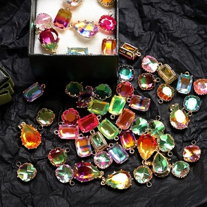 Gros plan de charms en cristal dégradé avec bords dorés pour la création de bijoux DIY