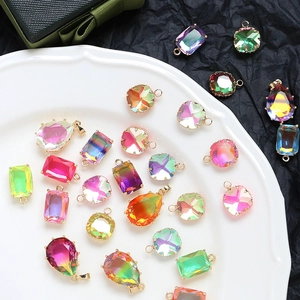 Vue détaillée de pendentifs géométriques en zircon dégradé avec bordures dorées