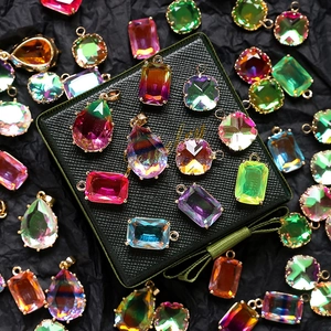 Pendentifs en cristal dégradé aurora de formes géométriques avec monture dorée élégante