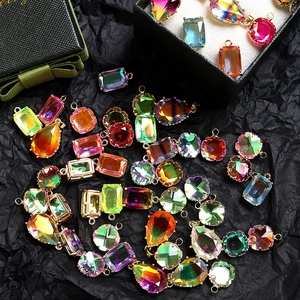 Vue macro de pendentifs en zircone colorée dégradée avec bordure plaquée or pour bijoux