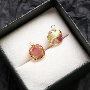 Détail de pendentifs carrés en zircon aux reflets aurore et bords dorés pour bijoux DIY