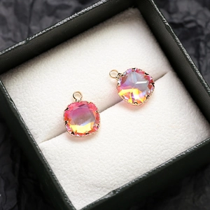 Détail des pendentifs en zircon aurore facettés avec monture à griffes plaquée or