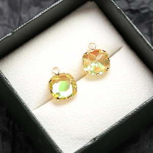 Vue détaillée des pendentifs carrés en zircon plaqué or avec cristaux jaune-vert facettés