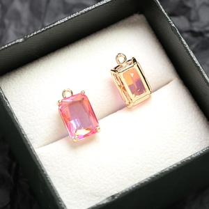 Détail macro de pendentifs en zircon rectangulaires dégradés dans un coffret cadeau