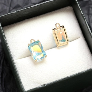 Détail du pendentif rectangle en zircone dégradé bleu avec sertissage à griffes doré