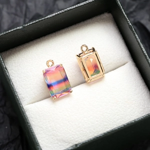 Gros plan d'un pendentif goutte en zircon dégradé avec bordure dorée pour bijoux
