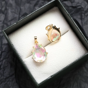 Détail du pendentif en zircon goutte avec revêtement Aurora Borealis en serti doré