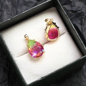 Détail macro de pendentifs goutte en zircon avec dégradé de couleurs sur du velours