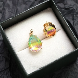 Vue détaillée de pendentifs goutte en zircone dégradée sertis de cuivre plaqué or