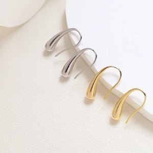 Minimalistische gouden en zilveren druppeloorbellen met gepolijste spiegelafwerking
