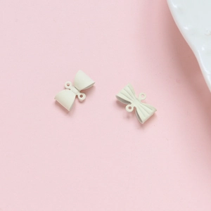 Detail van crèmekleurige strik sieraden connectoren met twee lussen voor DIY