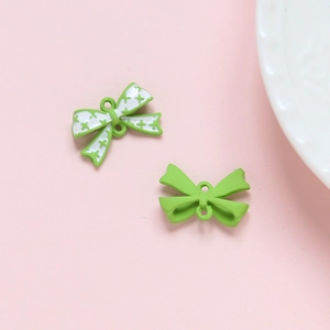 Detail van groene strik hangers van legering voor DIY sieraden met sterpatronen