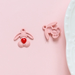 Gedetailleerde weergave van roze konijntjeshangers met rood hart voor DIY-sieraden maken