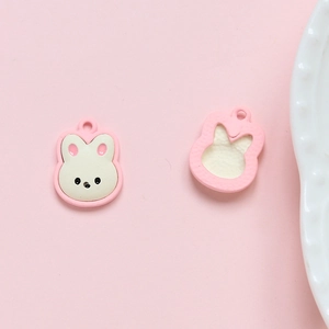 Detail van roze en witte konijnenhangers voor DIY-sieraden maken en accessoires