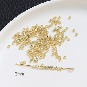 Détail des perles d'espacement dorées de 2mm pour la création de bijoux DIY