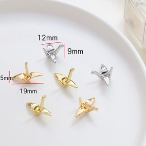 Détail macro de pendentifs grues origami plaqués or 14K avec mesures de dimensions