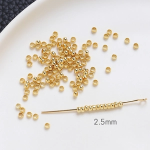 Détail macro de perles d'espacement de 2,5mm en cuivre plaqué or pour bijoux DIY
