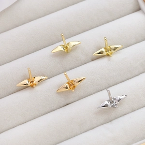 Détail macro de pendentifs grues en papier plaqués or 14K et argent pour bijoux