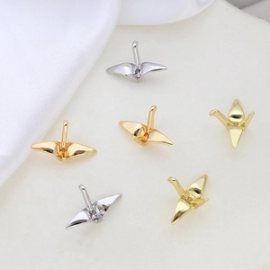 Lot de six pendentifs grues origami or et argent pour bijoux DIY sur soie blanche