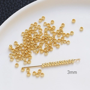 Vue macro détaillée de perles à écraser dorées 3mm pour création de bijoux DIY et colliers