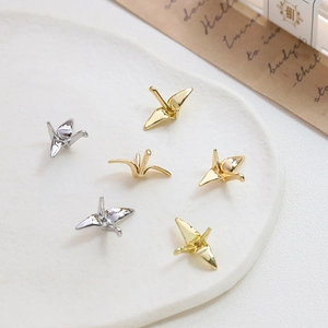 Vue détaillée de pendentifs grues origami plaqués or 14K et argent pour création bijoux