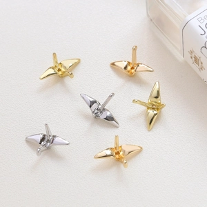 Vue détaillée des breloques grues en or 14K et argent pour la création de bijoux DIY