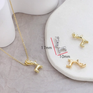 Vista dettagliata dei ciondoli cervo 17mm oro e argento con dimensioni precise e finitura lucida